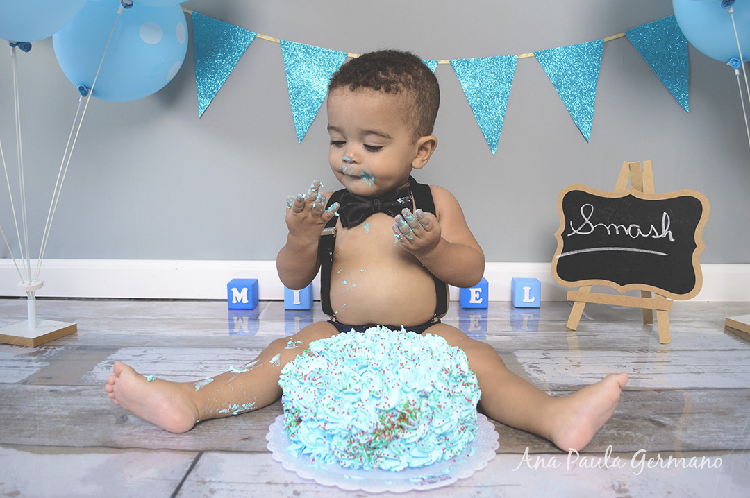 Smash the cake menino