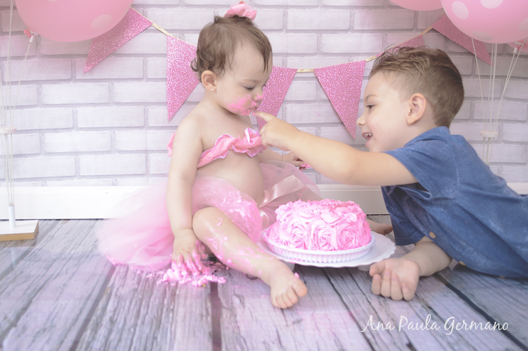 smash the cake menina