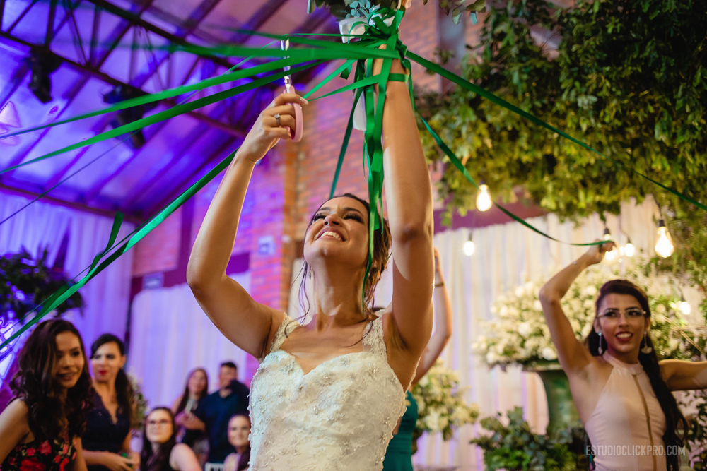 makingo of da noiva irmã da noiva daminha casamento emocionante fotografia de casamento inspiração de casamento miro beauty center salão da noiva makiagem da noiva produção da noiva destination wedding  boa vista roraima buque brincadeira 