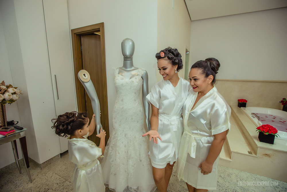 makingo of da noiva irmã da noiva daminha casamento emocionante fotografia de casamento inspiração de casamento miro beauty center salão da noiva makiagem da noiva produção da noiva destination wedding mãe da noiva 