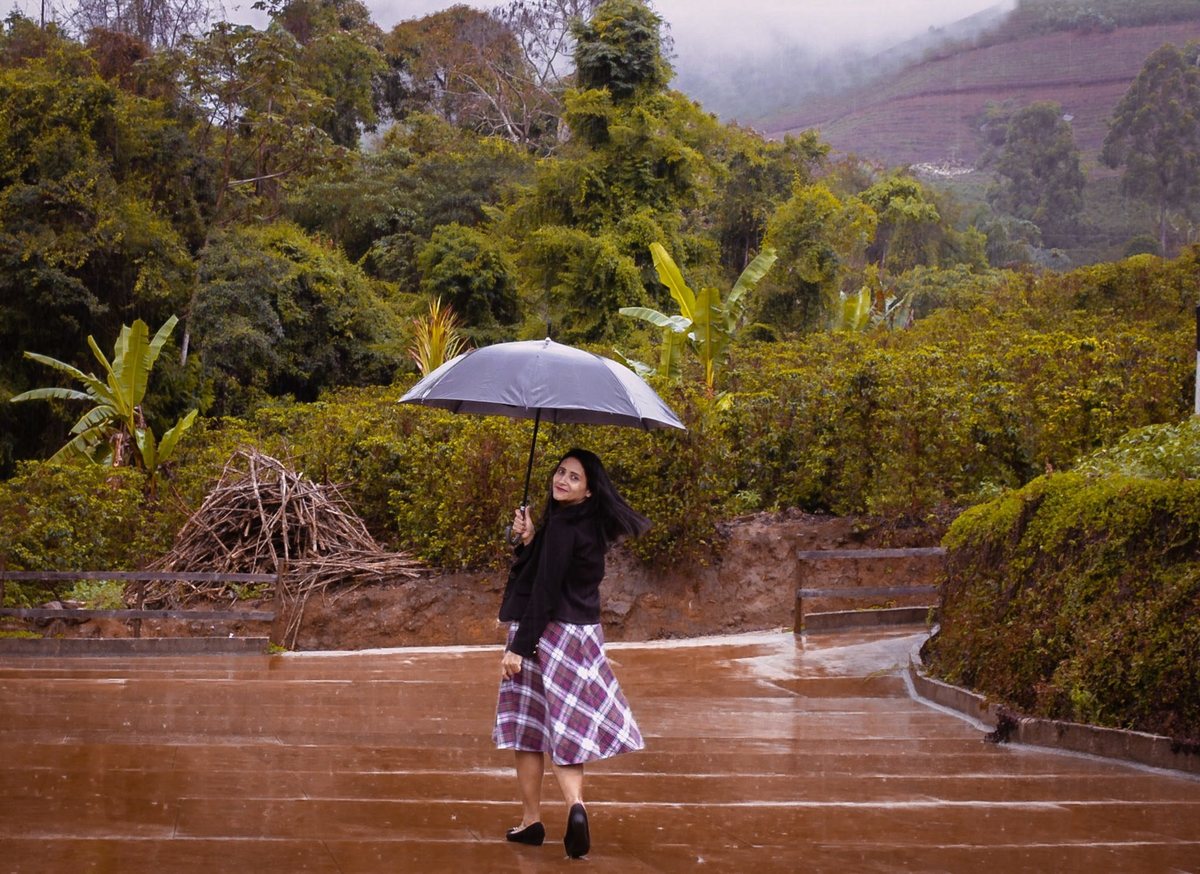 Ensaio fotográfico feminino na chuva.