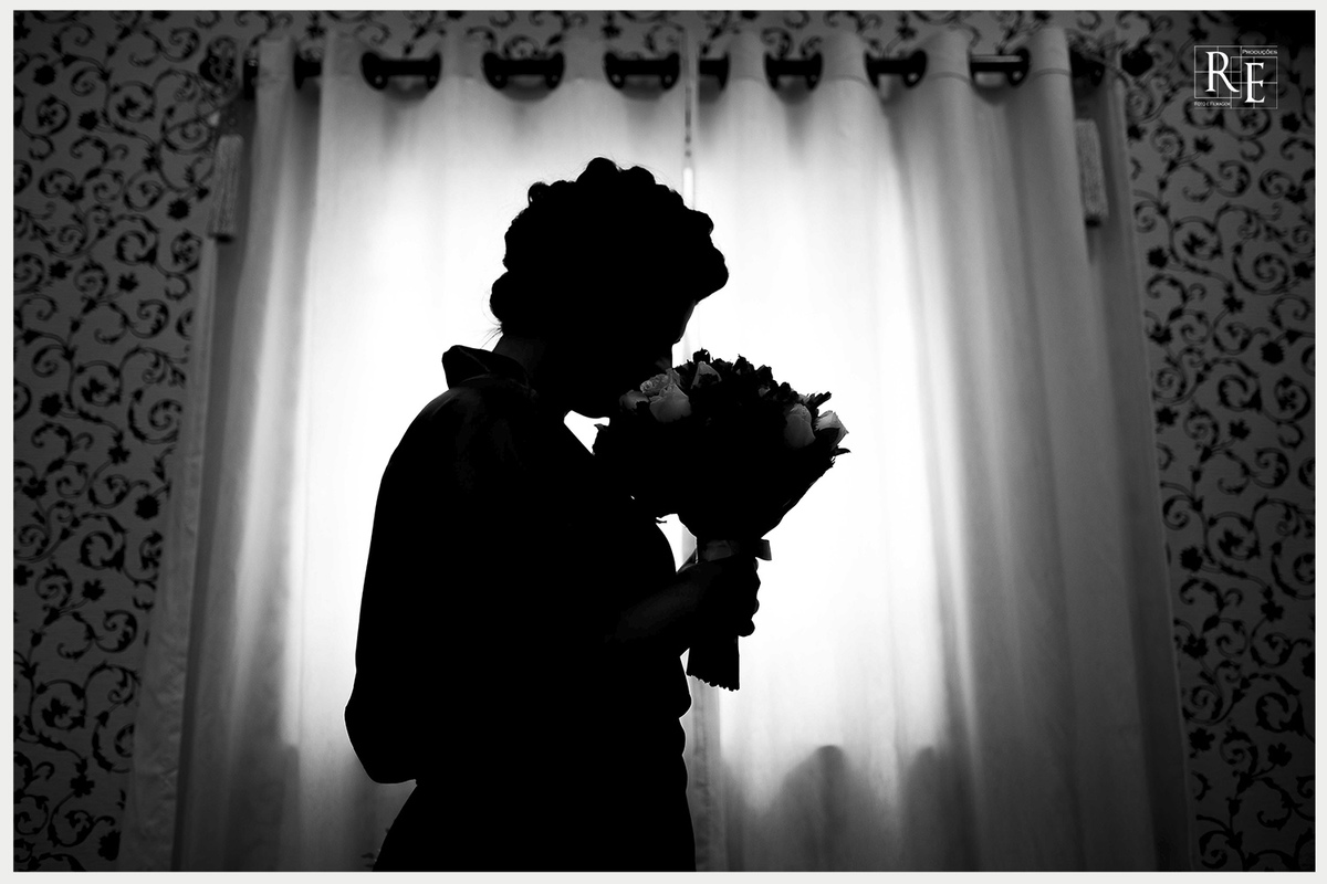 Noiva cheirando bouquet
