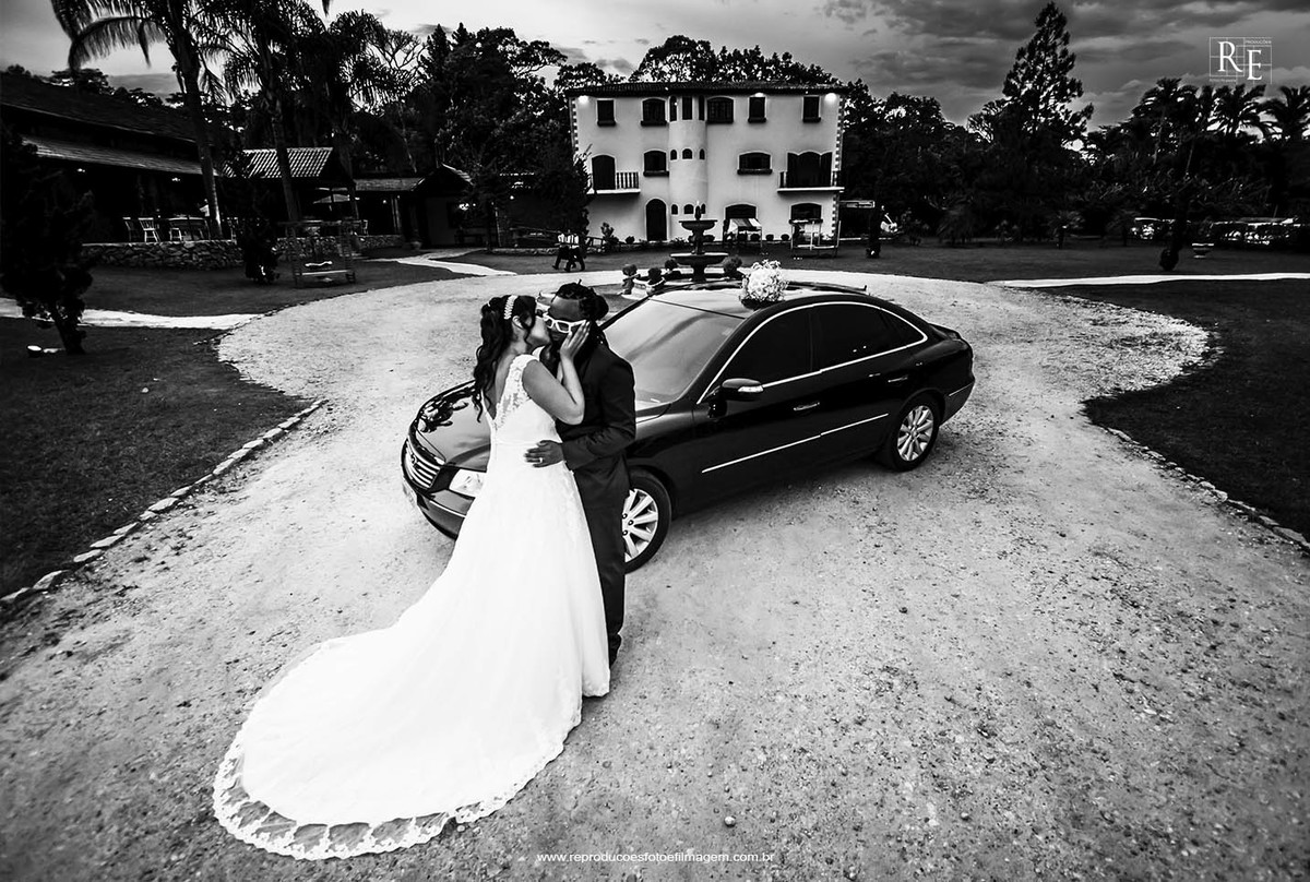 Noivos no Carro, fotos do ano, casamento do ano, noivos tops.