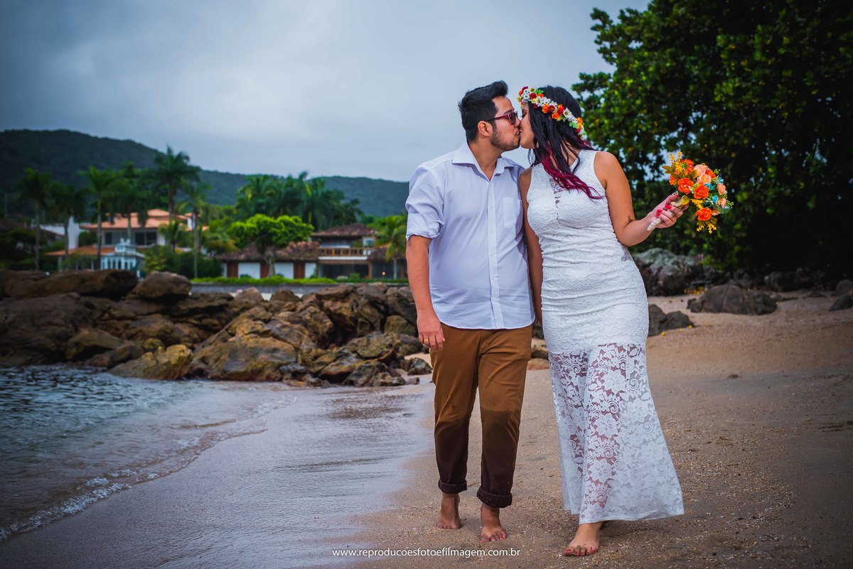 Pre wedding na praia com ceu nublado