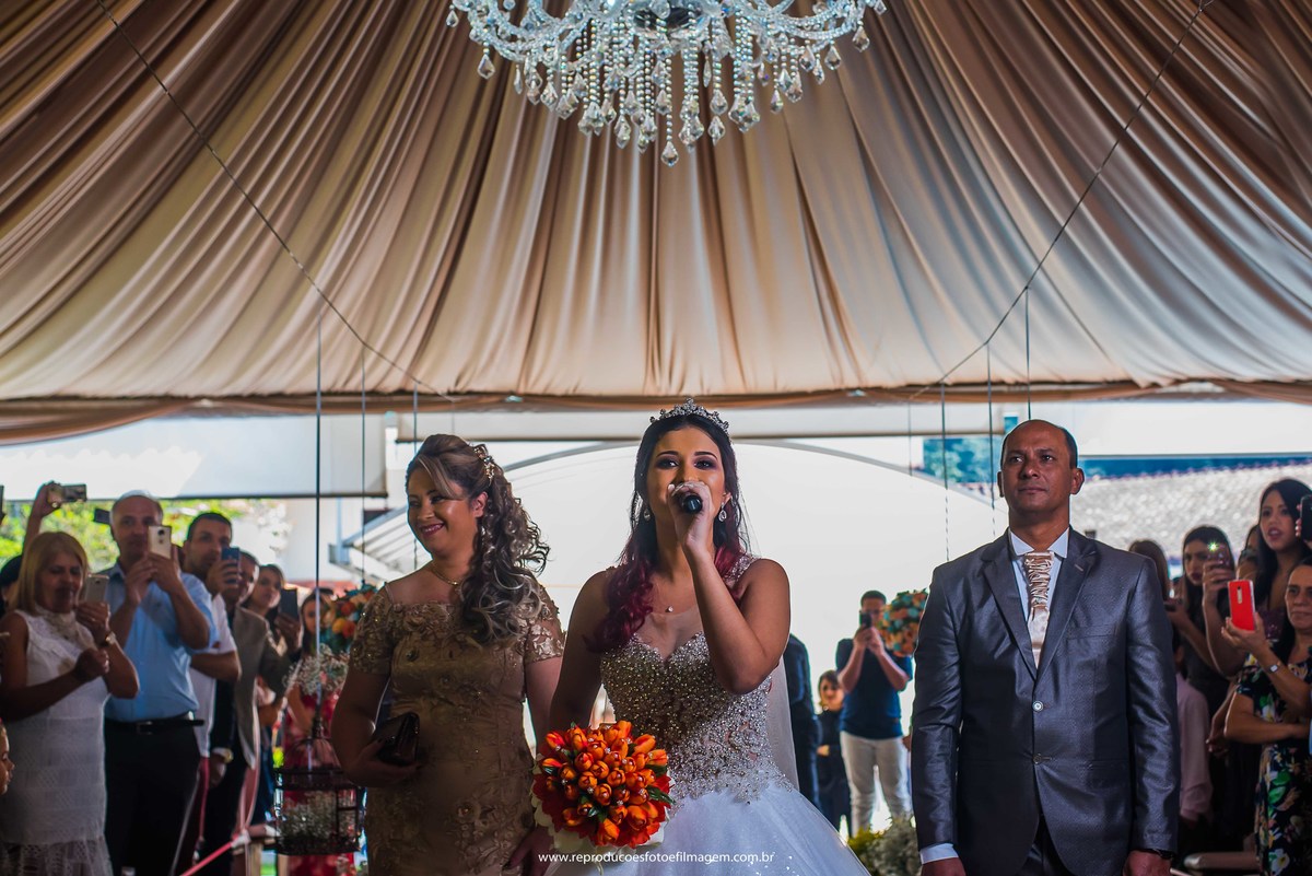 Noiva entra cantando no casamento