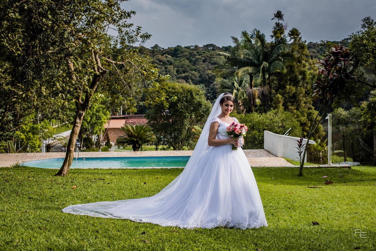 Noiva linda, Noiva com bouquet, Noiva na chacara, Noiva no Campo.

#noivano campo #noivanachacara