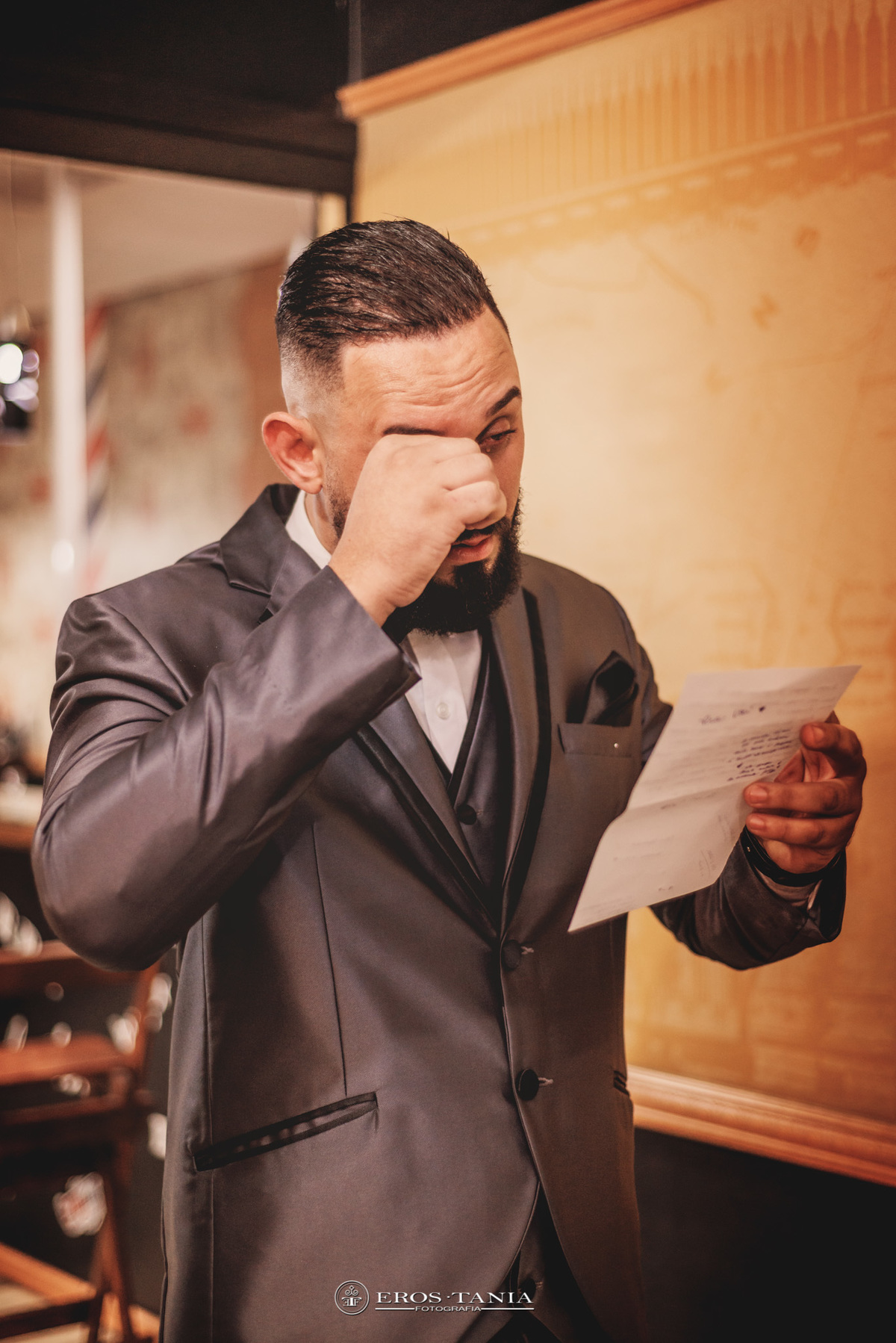 foto de noivo emocionado