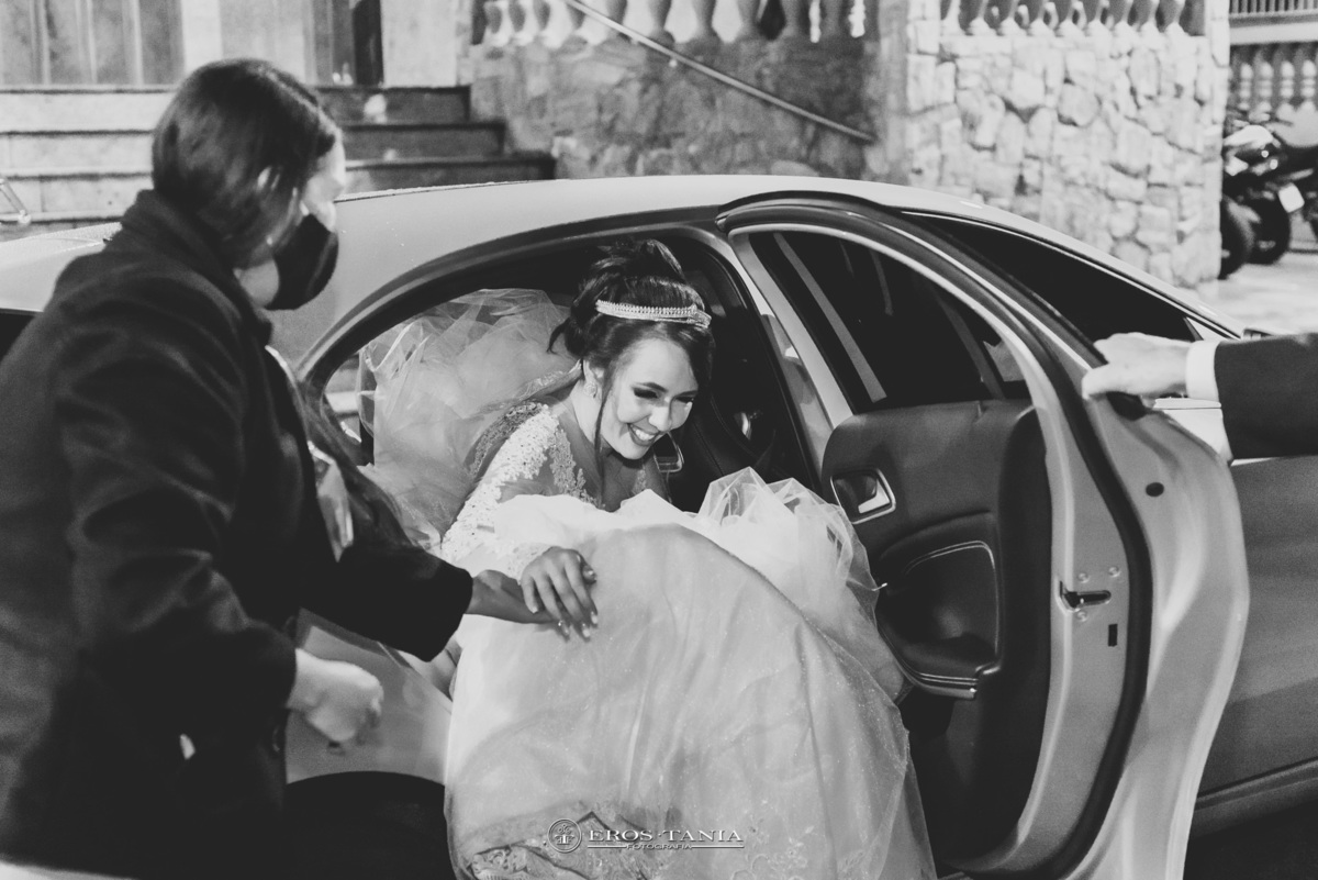 foto da noiva no carro