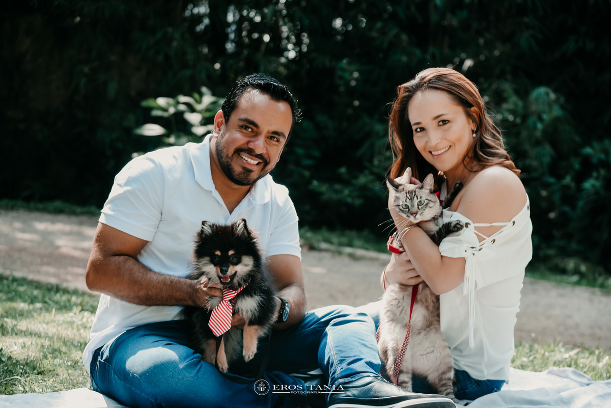 ENSAIO CASAL COM CACHORRO E GATO