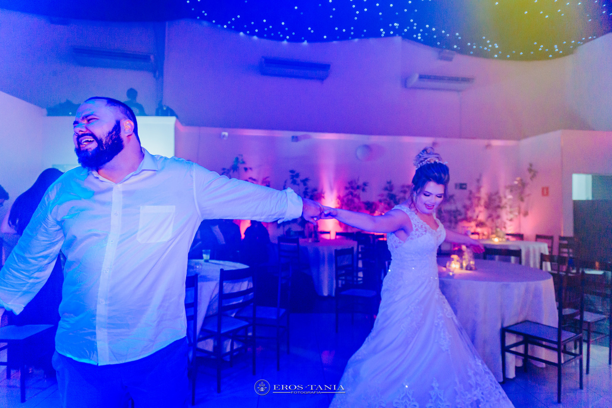 foto espontanea dos noivos