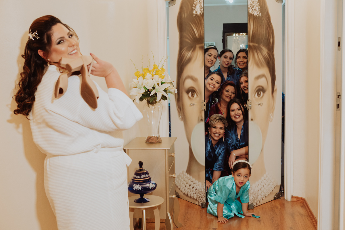 foto criativa de noiva e madrinhas