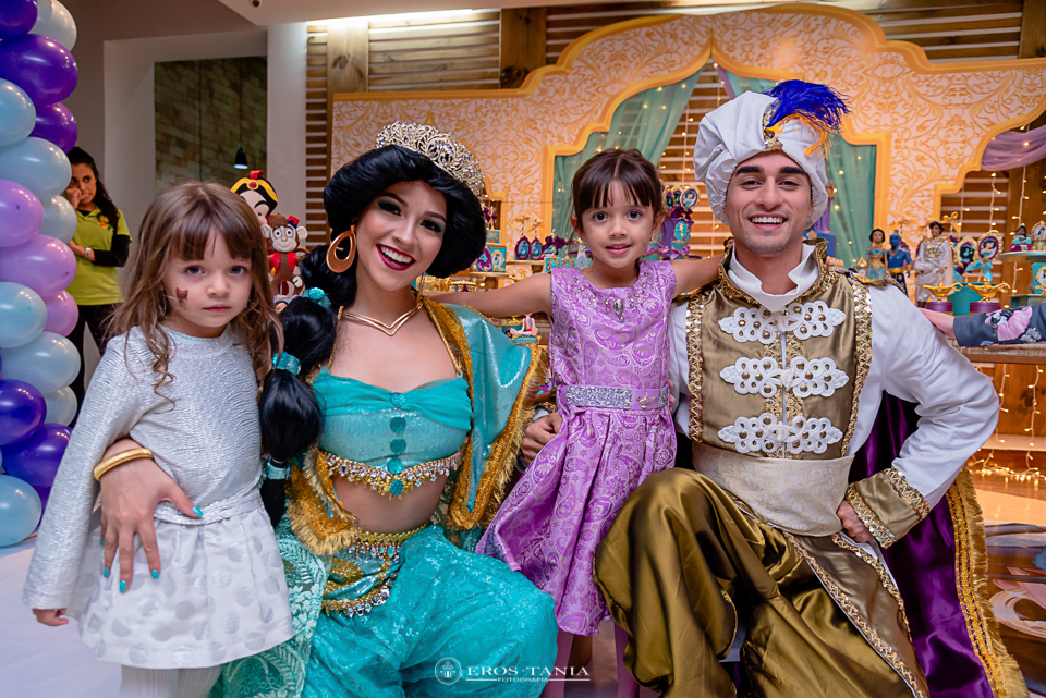 foto com personagens vivos