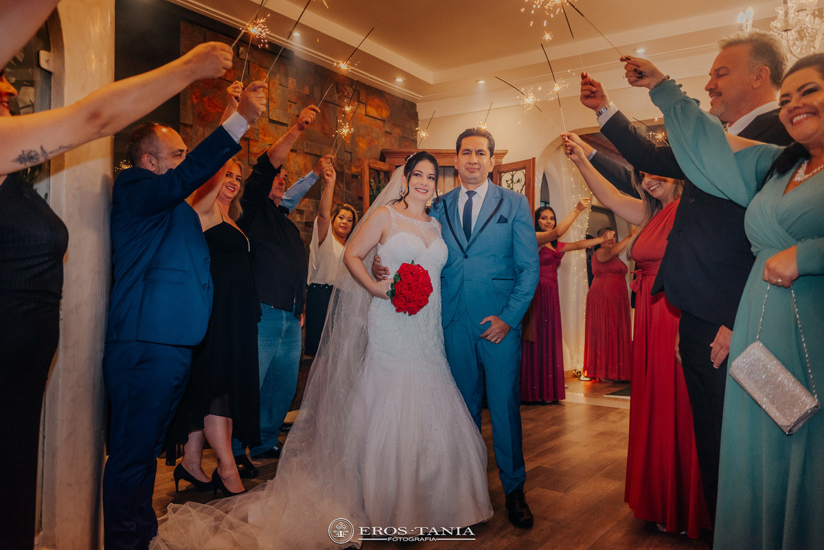 foto saida dos noivos