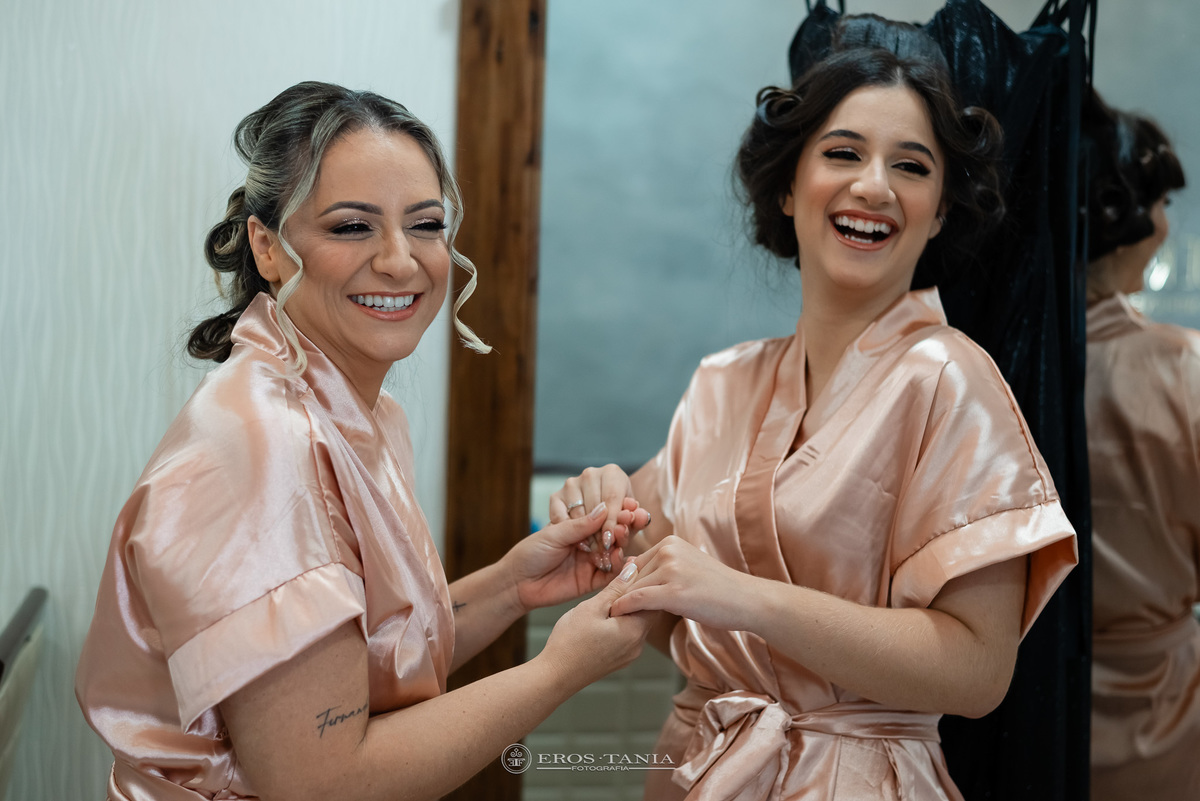fotografia de making of debutante com mãe