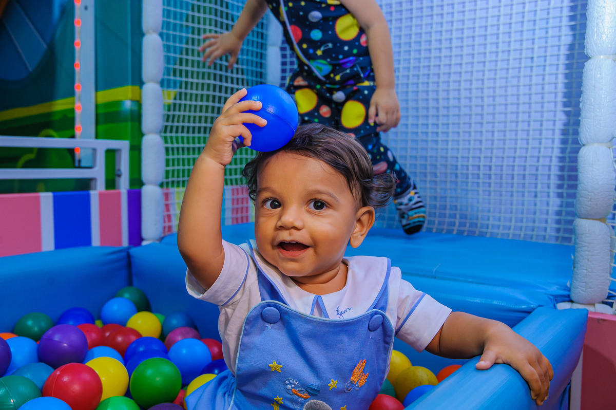 carol-salermo-fotografia-afetiva-fotografa-rio-de-janeiro-rj-fotos-rio-de-janeiro-turma-da-kali-iraja-zona-norte-astronauta-menino-1ano-decoração-doces-personalizados-mundo-da-lua-astronauta