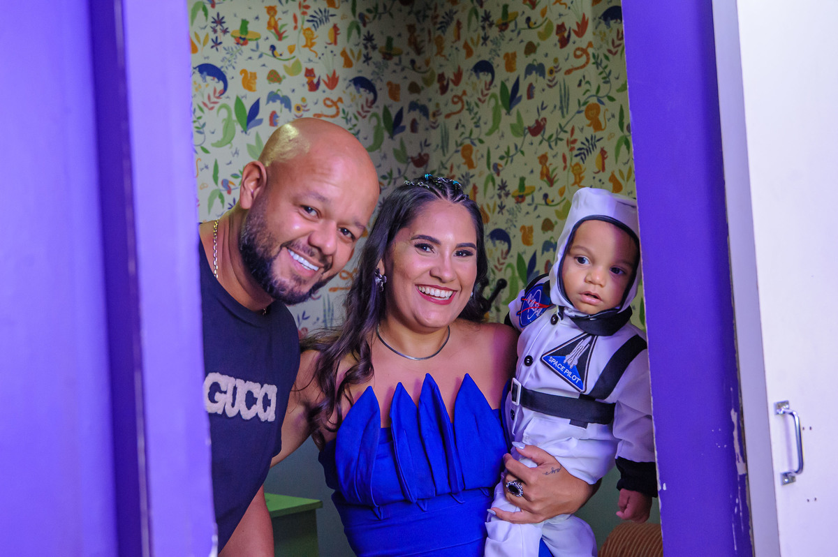 carol-salermo-fotografia-afetiva-fotografa-rio-de-janeiro-rj-fotos-rio-de-janeiro-turma-da-kali-iraja-zona-norte-astronauta-menino-1ano-decoração-doces-personalizados-mundo-da-lua-astronauta