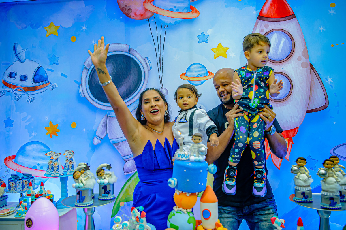 carol-salermo-fotografia-afetiva-fotografa-rio-de-janeiro-rj-fotos-rio-de-janeiro-turma-da-kali-iraja-zona-norte-astronauta-menino-1ano-decoração-doces-personalizados-mundo-da-lua-astronauta
