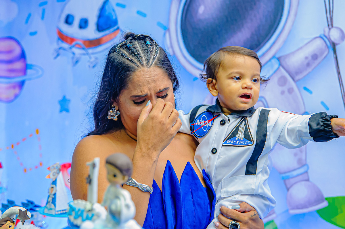 carol-salermo-fotografia-afetiva-fotografa-rio-de-janeiro-rj-fotos-rio-de-janeiro-turma-da-kali-iraja-zona-norte-astronauta-menino-1ano-decoração-doces-personalizados-mundo-da-lua-astronauta