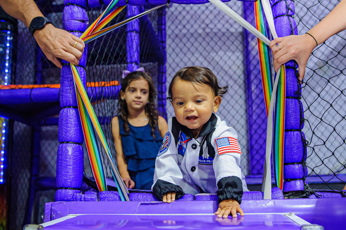 carol-salermo-fotografia-afetiva-fotografa-rio-de-janeiro-rj-fotos-rio-de-janeiro-turma-da-kali-iraja-zona-norte-astronauta-menino-1ano-decoração-doces-personalizados-mundo-da-lua-astronauta