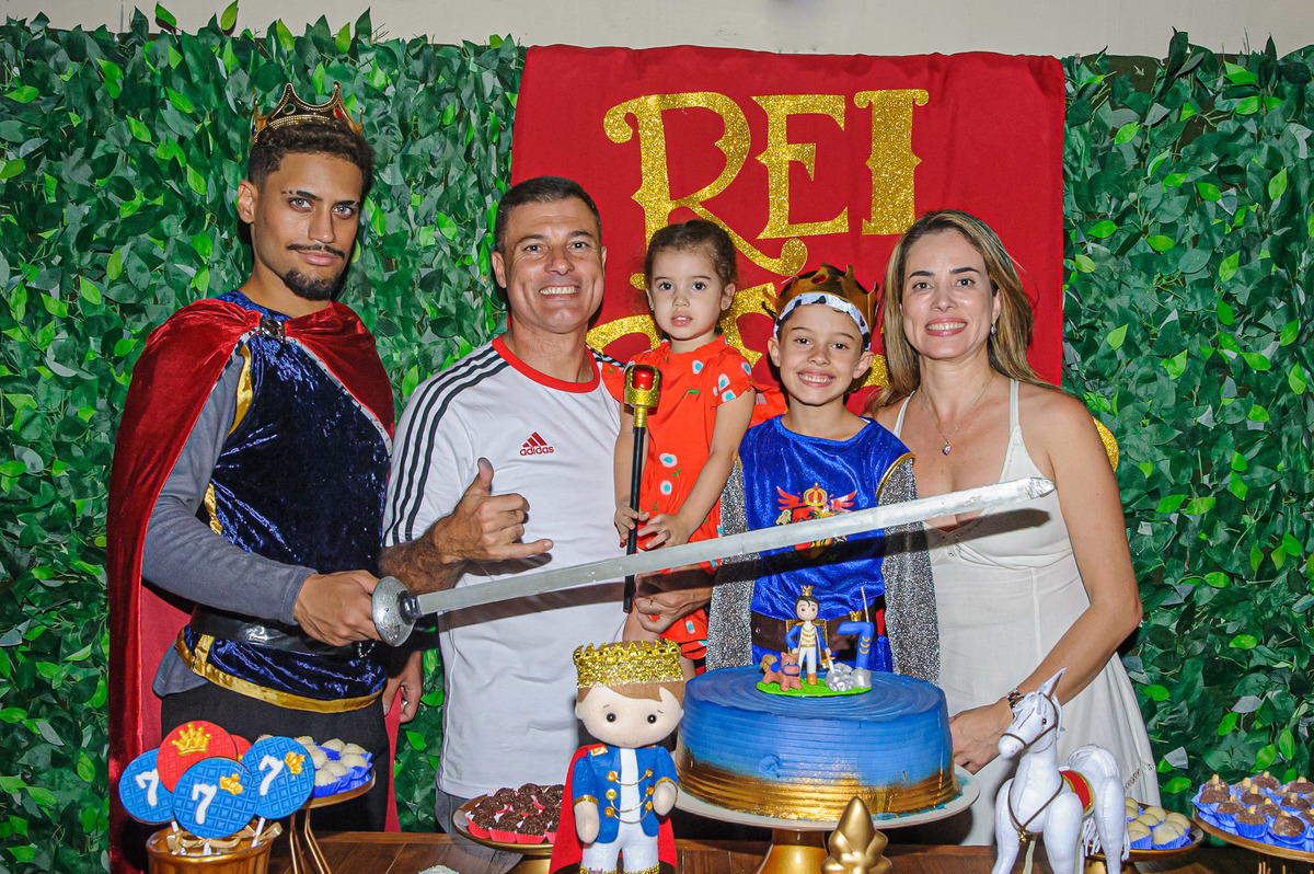 carol-salermo-fotografia-afetiva-fotografia-lifestyle-fotografia-rio-de-janeiro-garden-party-rei-arthur-7-anos-coga-vila-militar-campos-dos-afonsos-zona-oeste-acompanhamento-infantil-peguei-no-colo