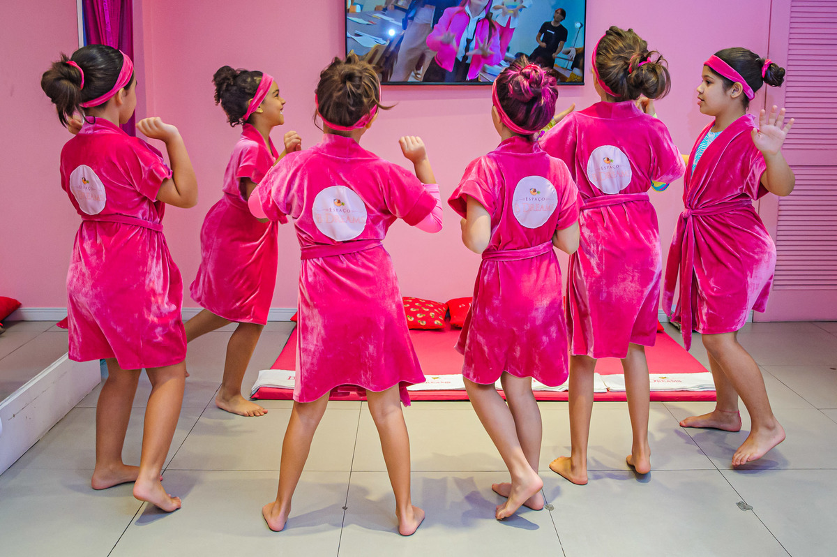 carol-salermo-fotografia-afetiva-fotografia-lifestyle-fotografia-rio-de-janeiro-acompanhamento-fotografa-da-familia-fotografa-de-familia-spa-infantil-festa-das-meninas-mocinhas-pre-adolescentes-espaco-bdreams-shopping-via-brasil-iraja-zona-norte