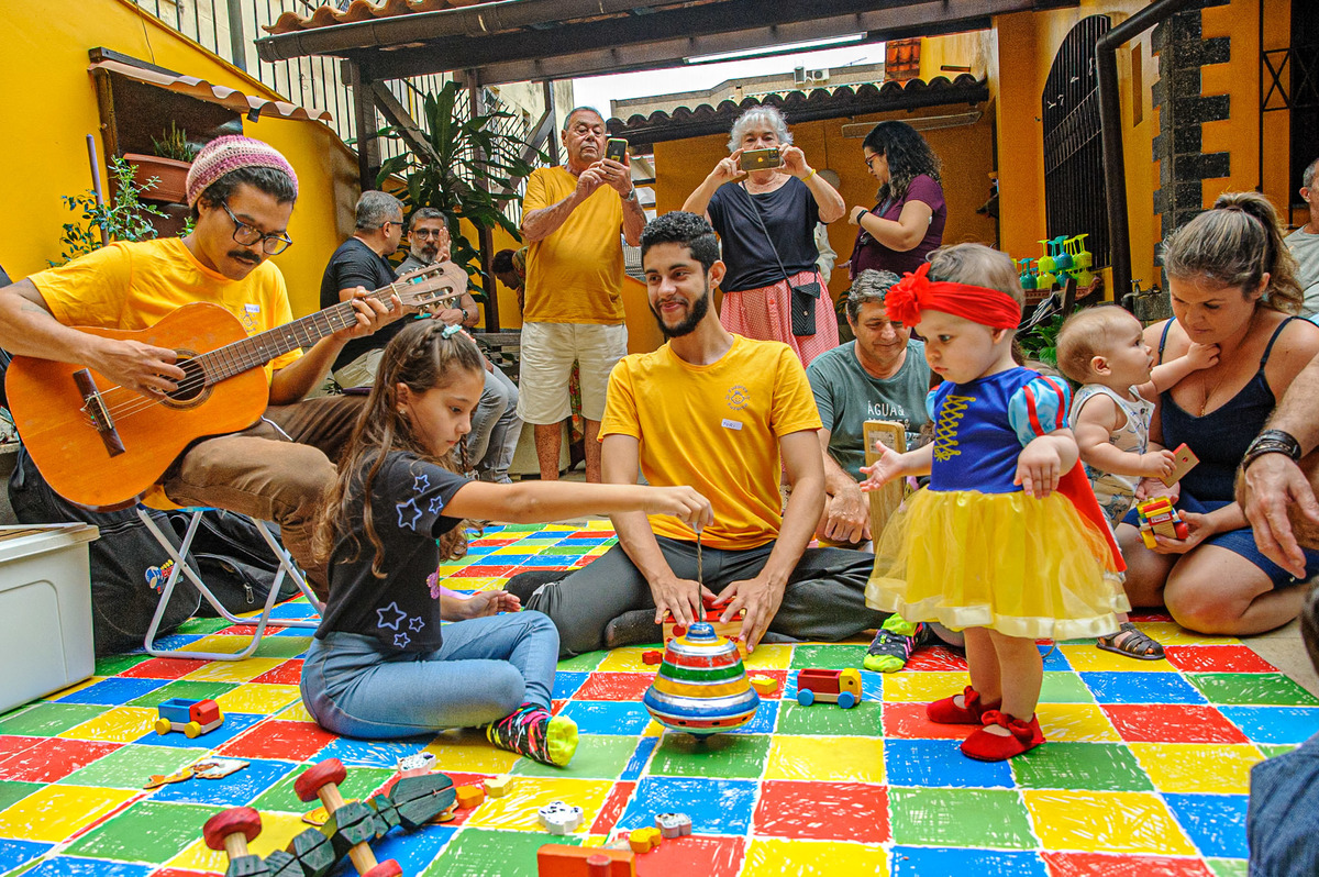 carol-salermo-fotografia-afetiva-fotografia-lifestyle-fotografia-rio-de-janeiro-branca-de-neve-diana-casa-em-casa-garden-party-festa-caseira-inseminação-primeira-festa-ilha-do-governador-jardim-guanabara-zona-norte-musicalizacao