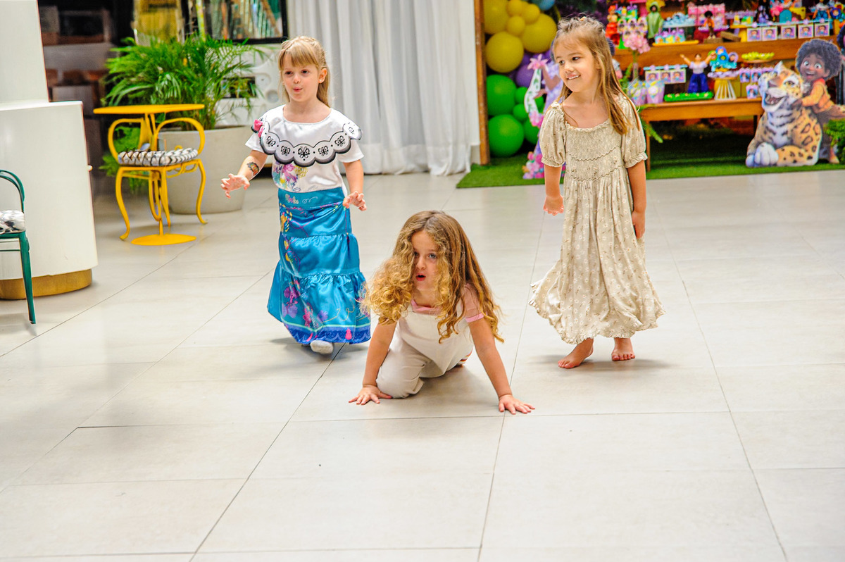 carol-salermo-fotografia-afetiva-fotografia-lifestyle-fotografia-rio-de-janeiro-quintal-aventura-botafoga-zona-sul-encanto-maria-carolina-5-anos-crianca-feliz-alegria-serelepimpao-animacao-tio-beto-animacao