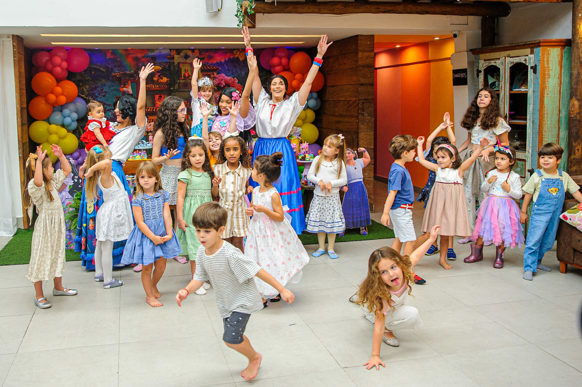 carol-salermo-fotografia-afetiva-fotografia-lifestyle-fotografia-rio-de-janeiro-quintal-aventura-botafoga-zona-sul-encanto-maria-carolina-5-anos-crianca-feliz-alegria-serelepimpao-animacao-tio-beto-animacao