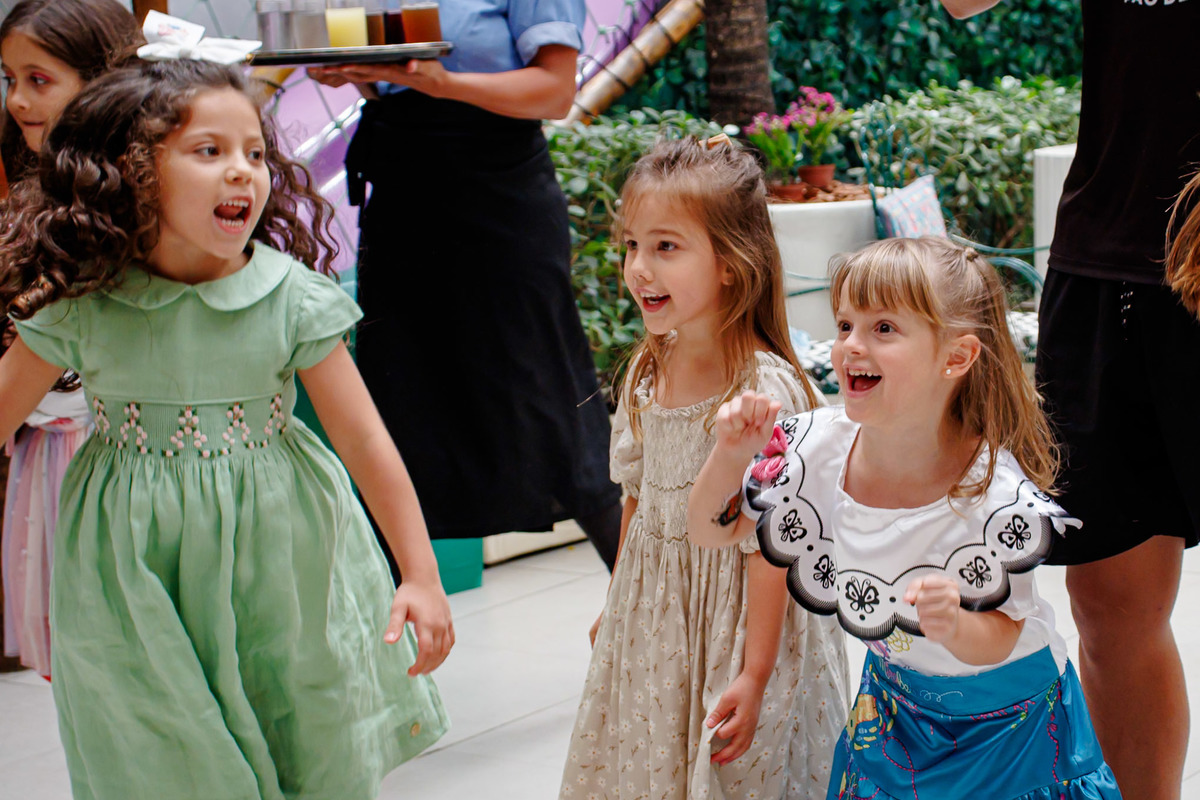 carol-salermo-fotografia-afetiva-fotografia-lifestyle-fotografia-rio-de-janeiro-quintal-aventura-botafoga-zona-sul-encanto-maria-carolina-5-anos-crianca-feliz-alegria-serelepimpao-animacao-tio-beto-animacao