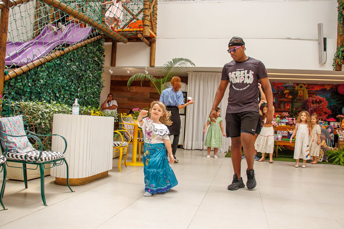 carol-salermo-fotografia-afetiva-fotografia-lifestyle-fotografia-rio-de-janeiro-quintal-aventura-botafoga-zona-sul-encanto-maria-carolina-5-anos-crianca-feliz-alegria-serelepimpao-animacao-tio-beto-animacao