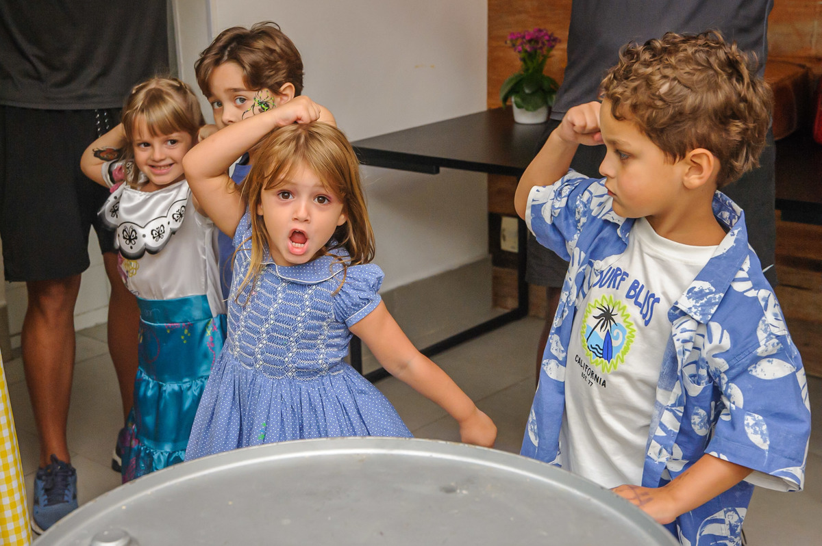 carol-salermo-fotografia-afetiva-fotografia-lifestyle-fotografia-rio-de-janeiro-quintal-aventura-botafoga-zona-sul-encanto-maria-carolina-5-anos-crianca-feliz-alegria-serelepimpao-animacao-tio-beto-animacao