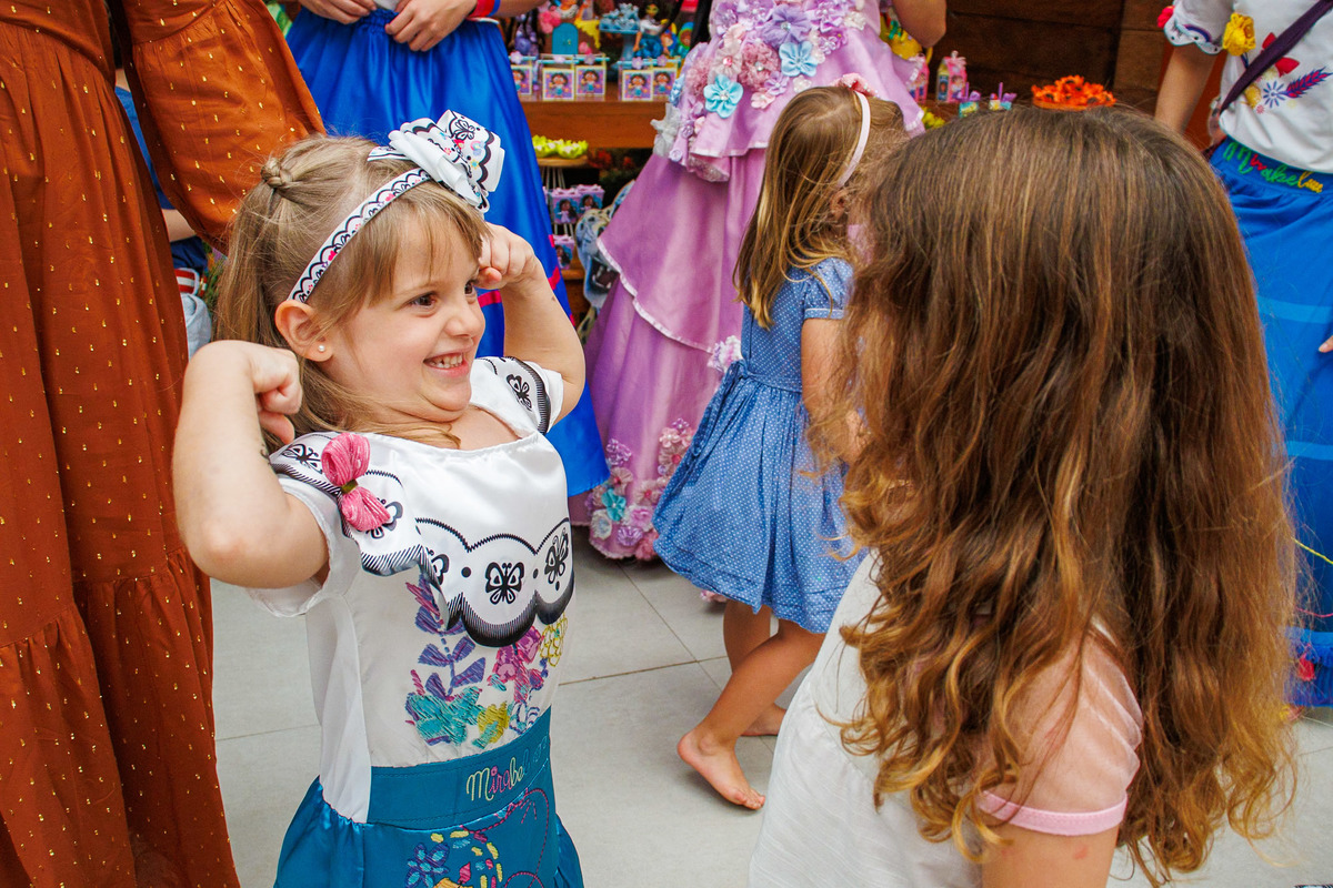 carol-salermo-fotografia-afetiva-fotografia-lifestyle-fotografia-rio-de-janeiro-quintal-aventura-botafoga-zona-sul-encanto-maria-carolina-5-anos-crianca-feliz-alegria-serelepimpao-animacao-tio-beto-animacao