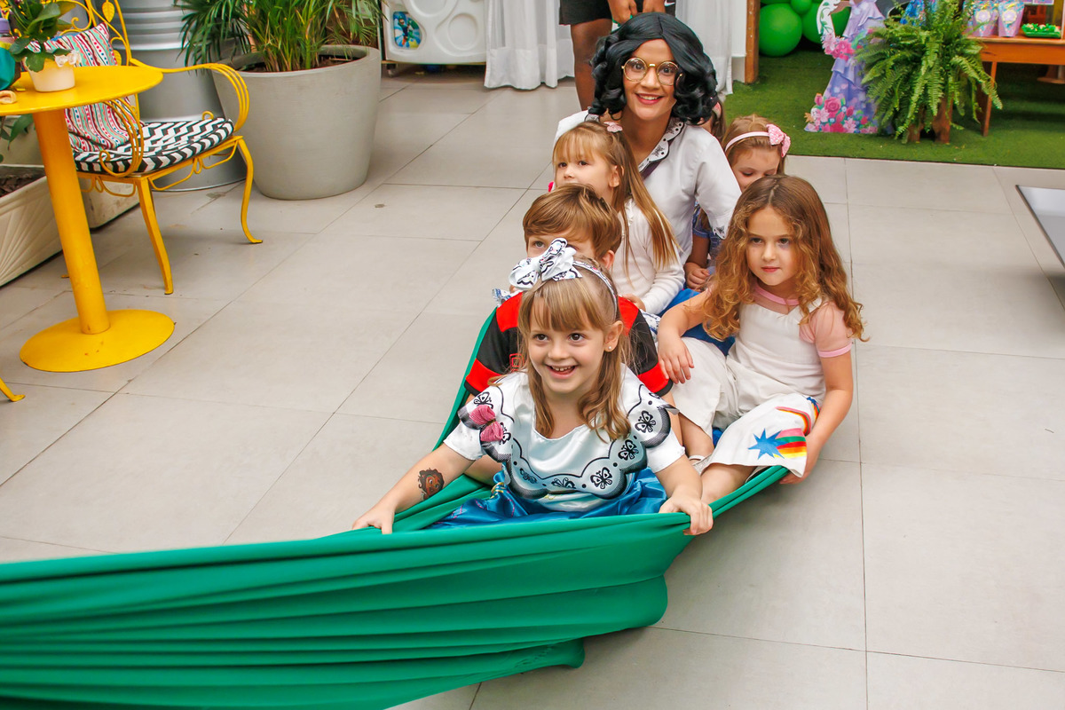 carol-salermo-fotografia-afetiva-fotografia-lifestyle-fotografia-rio-de-janeiro-quintal-aventura-botafoga-zona-sul-encanto-maria-carolina-5-anos-crianca-feliz-alegria-serelepimpao-animacao-tio-beto-animacao