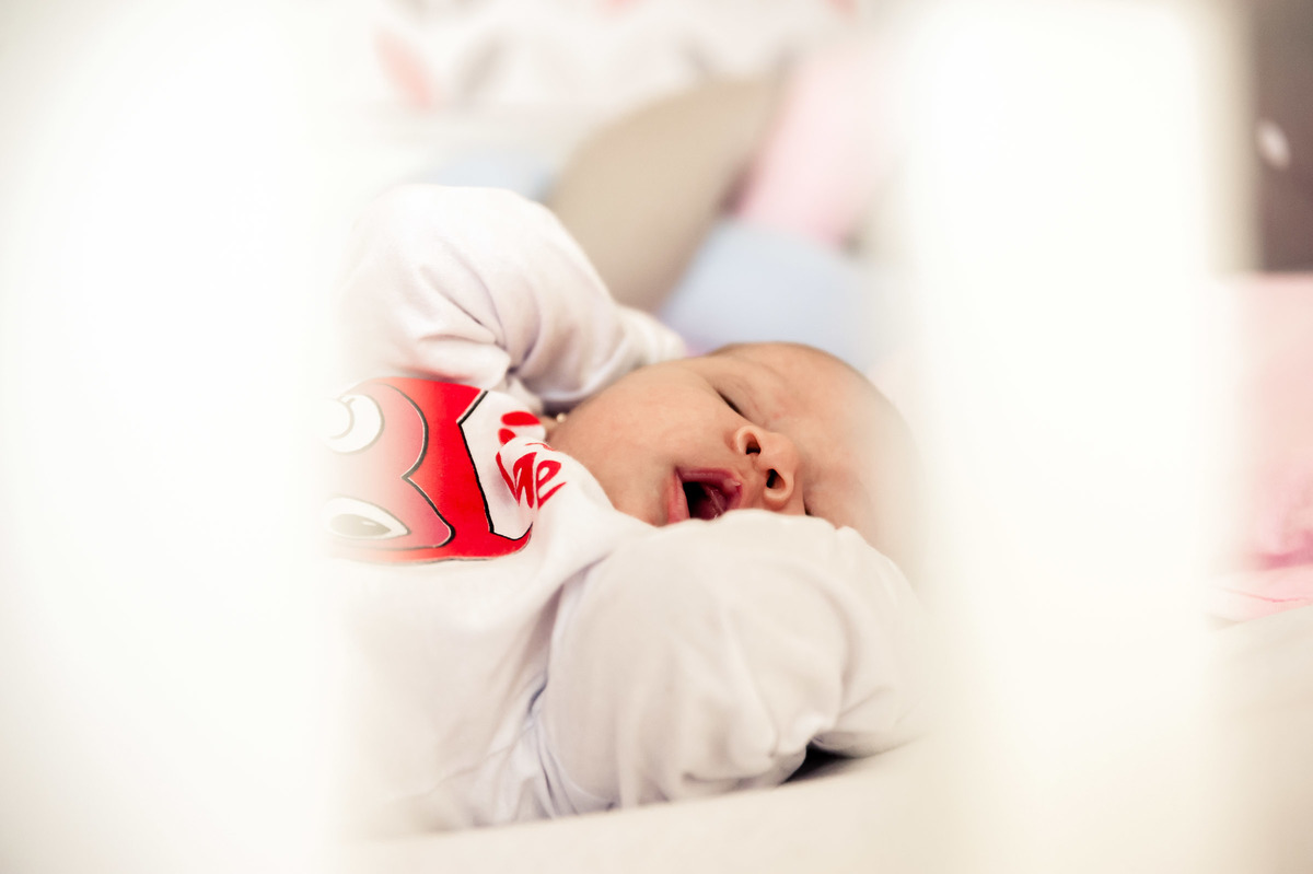 carol-salermo-fotografia-fotografia-afetiva-fotografia-rio-de-janeiro-fotografa-da-familia-natural-newborn-acompanhemento-do-bebe-recem-nascido-mundo-cor-de-rosa-iraja-zona-norte-rio-de-janeiro-ensaio-em-casa