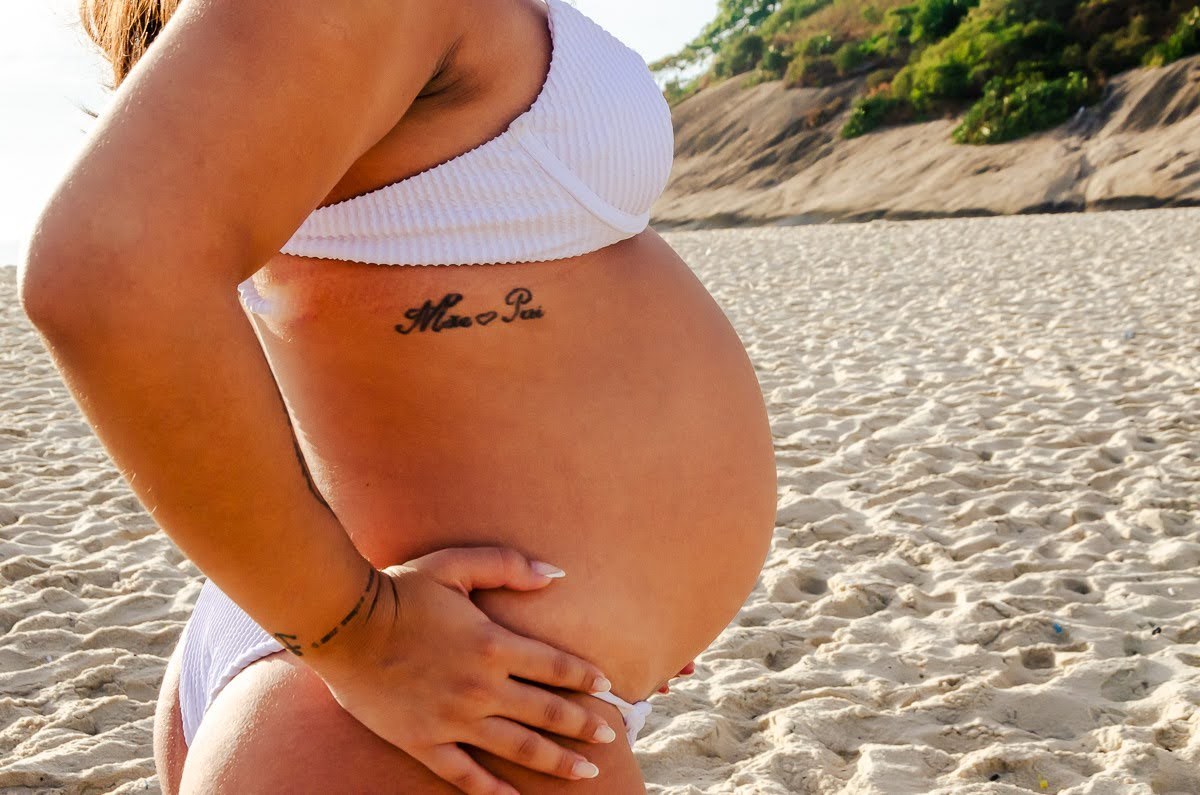 carol-salermo-fotografia-afetiva-de-familia-ensaio-gestante-na-praia-da-reserva-recreio-dos-bandeirantes-ensaio-fotográfico-rj-a-espera-de-enzo
