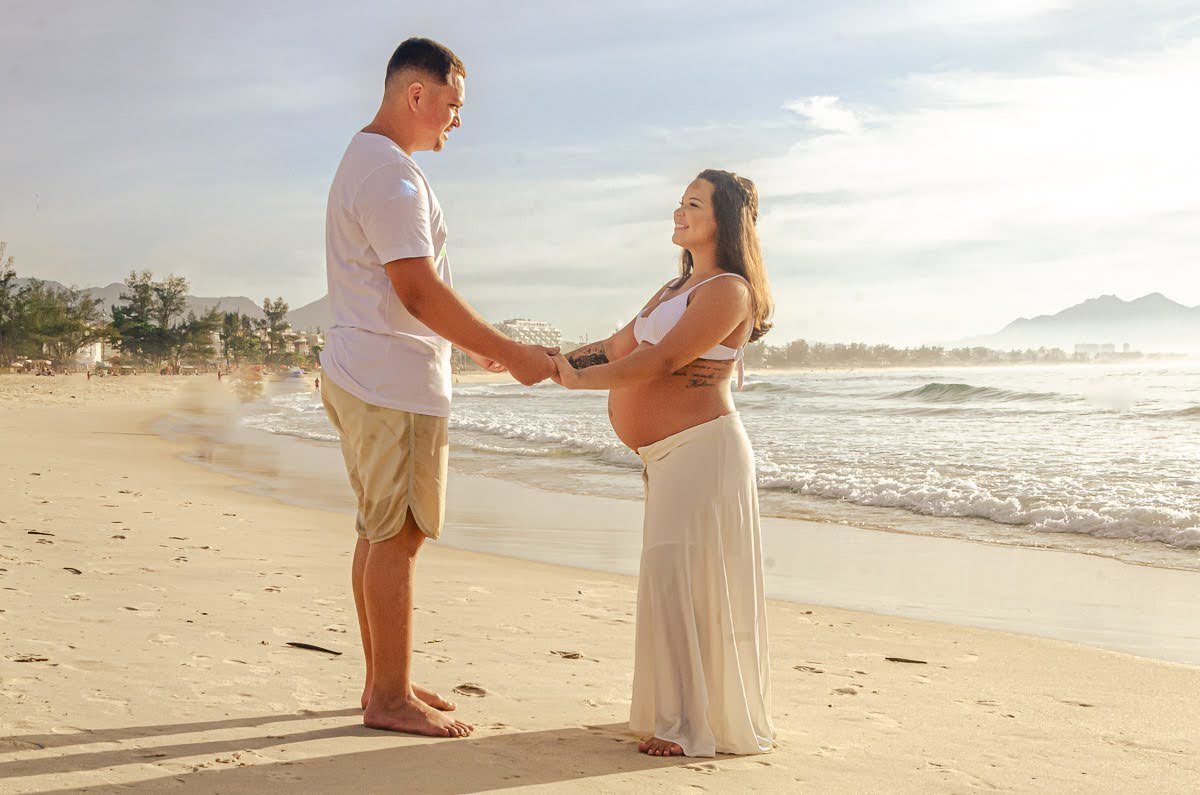 carol-salermo-fotografia-afetiva-de-familia-ensaio-gestante-na-praia-da-reserva-recreio-dos-bandeirantes-ensaio-fotográfico-rj-a-espera-de-enzo