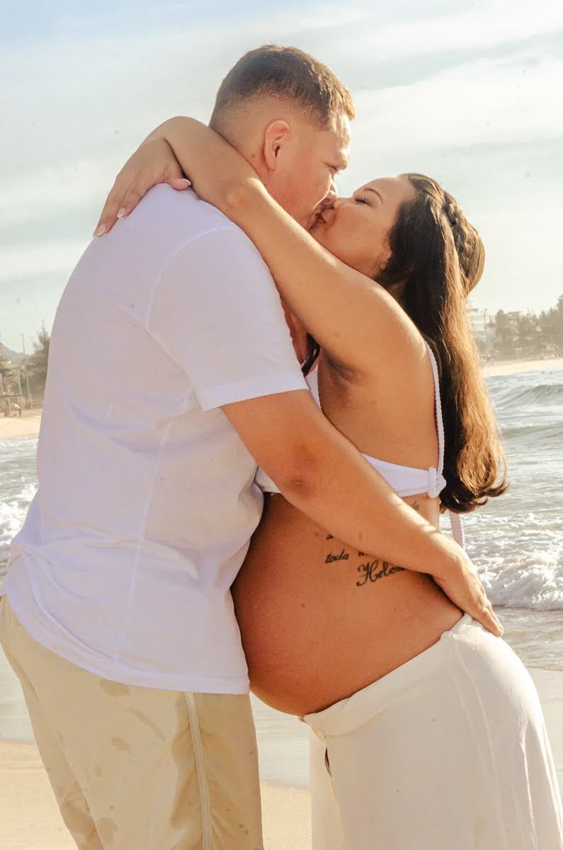 carol-salermo-fotografia-afetiva-de-familia-ensaio-gestante-na-praia-da-reserva-recreio-dos-bandeirantes-ensaio-fotográfico-rj-a-espera-de-enzo