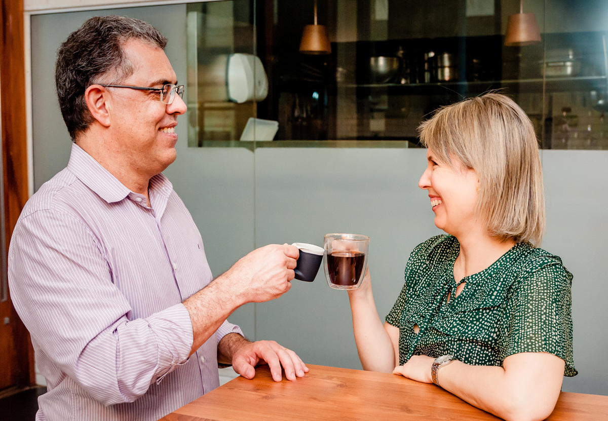 carol-salermo-fotografia-afetiva-fotografia-lifestyle-fotografia-rio-de-janeiro-fotografia-corporativa-ensaio-de-marca-profissional-centro-rio-de-janeiro-cafeteria-espaço-coworking-corretores-de-imoveis-isabela-marcio