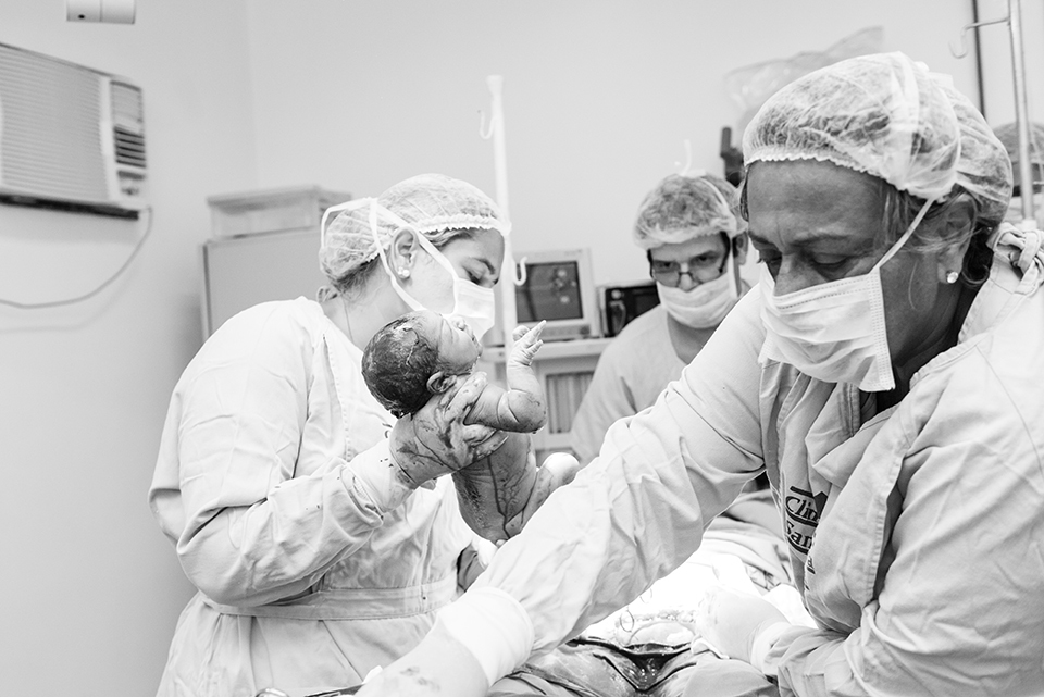 
Fotografia de parto; cobertura de parto; registro fotografico de parto; fotografa especializada em partos; parto cesárea; parto natural; parto humanizado; maternidade Sana Lucia