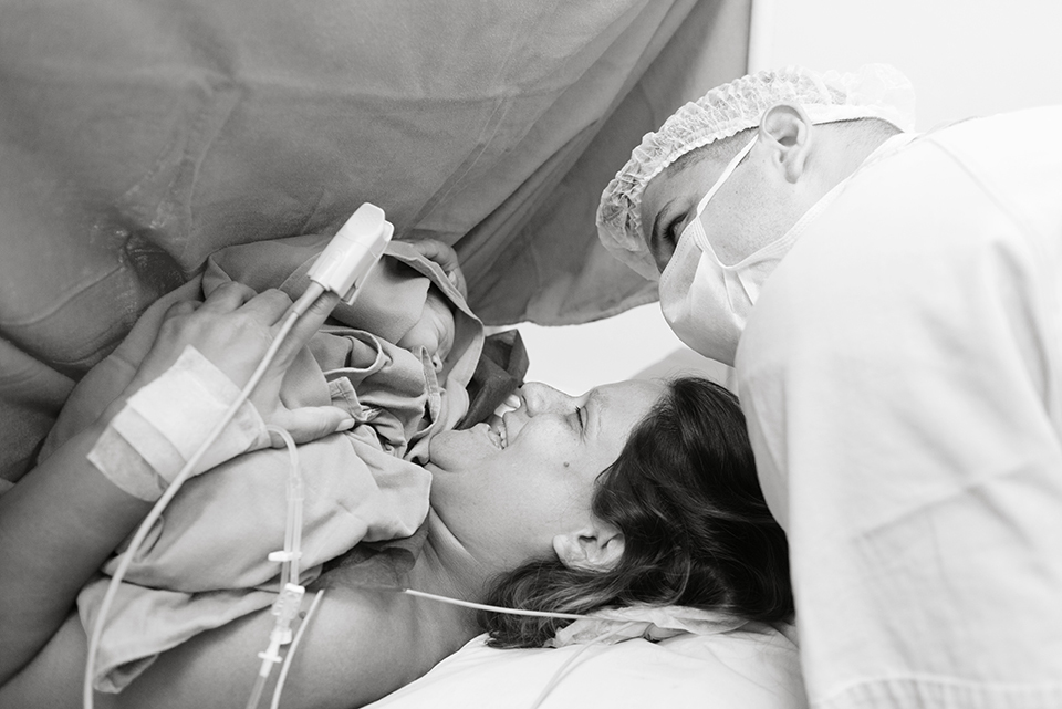 
Fotografia de parto; cobertura de parto; registro fotografico de parto; fotografa especializada em partos; parto cesárea; parto natural; parto humanizado; maternidade Sana Lucia