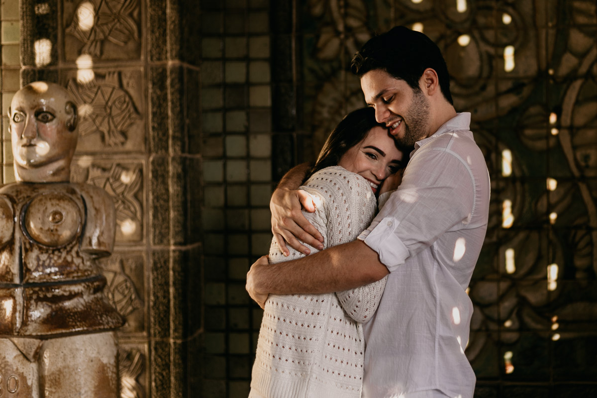 ensaio Casal Pre wedding na oficina Francisco Brennand em Recife de Swhellem e Lucas pelo SuperClick