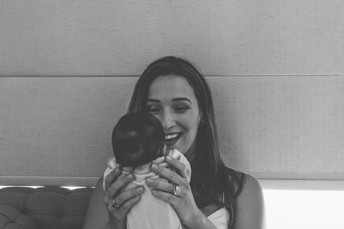 ensaio familia lifestyle em recife com bebê newborn mostrando a alegria da mamãe foto feita por claudio cerri do super click