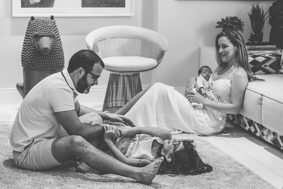 ensaio familia lifestyle em recife com bebê newborn mostrando a diversão da família foto feita por claudio cerri do super click
