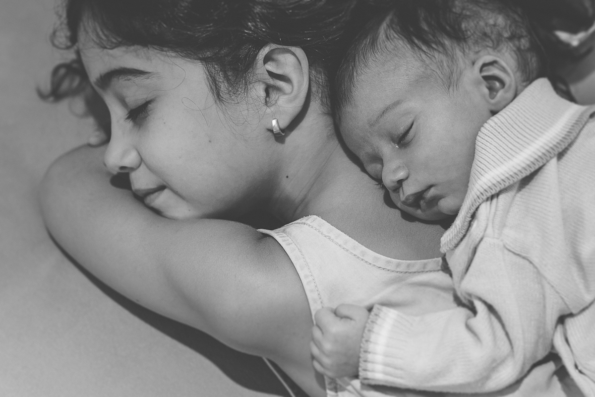 ensaio familia lifestyle em recife com bebê newborn mostrando a cumplicidade dos irmãos foto feita por claudio cerri do super click