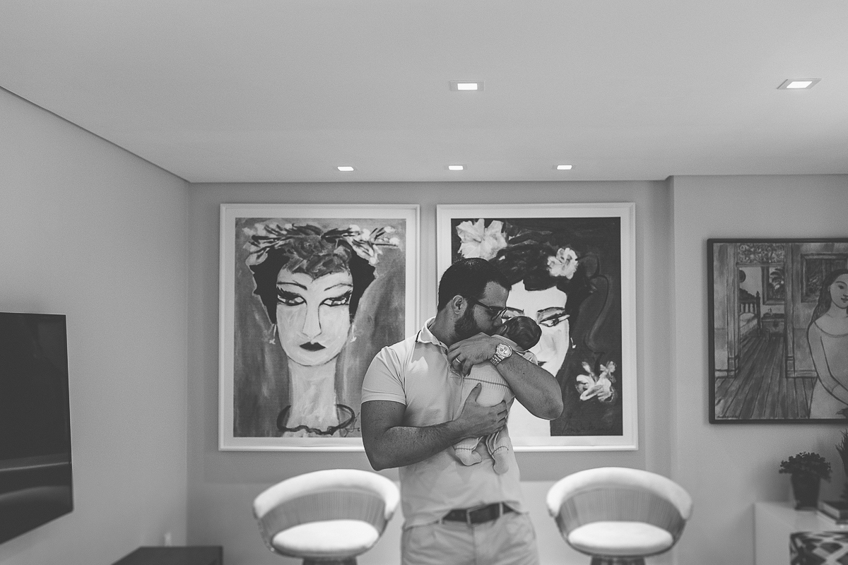 ensaio familia lifestyle em recife com bebê newborn mostrando o amor do papai foto feita por claudio cerri do super click