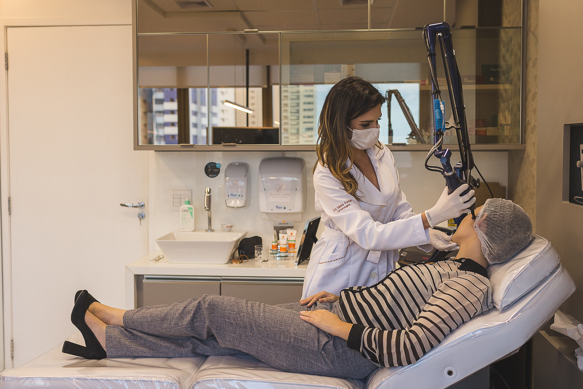 Fotografia corporativa clinica donna pelle