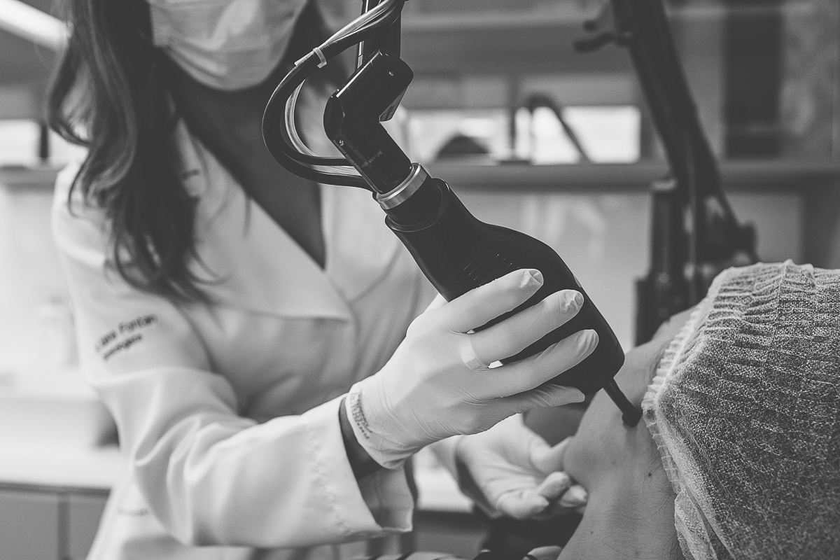 Fotografia corporativa clinica donna pelle