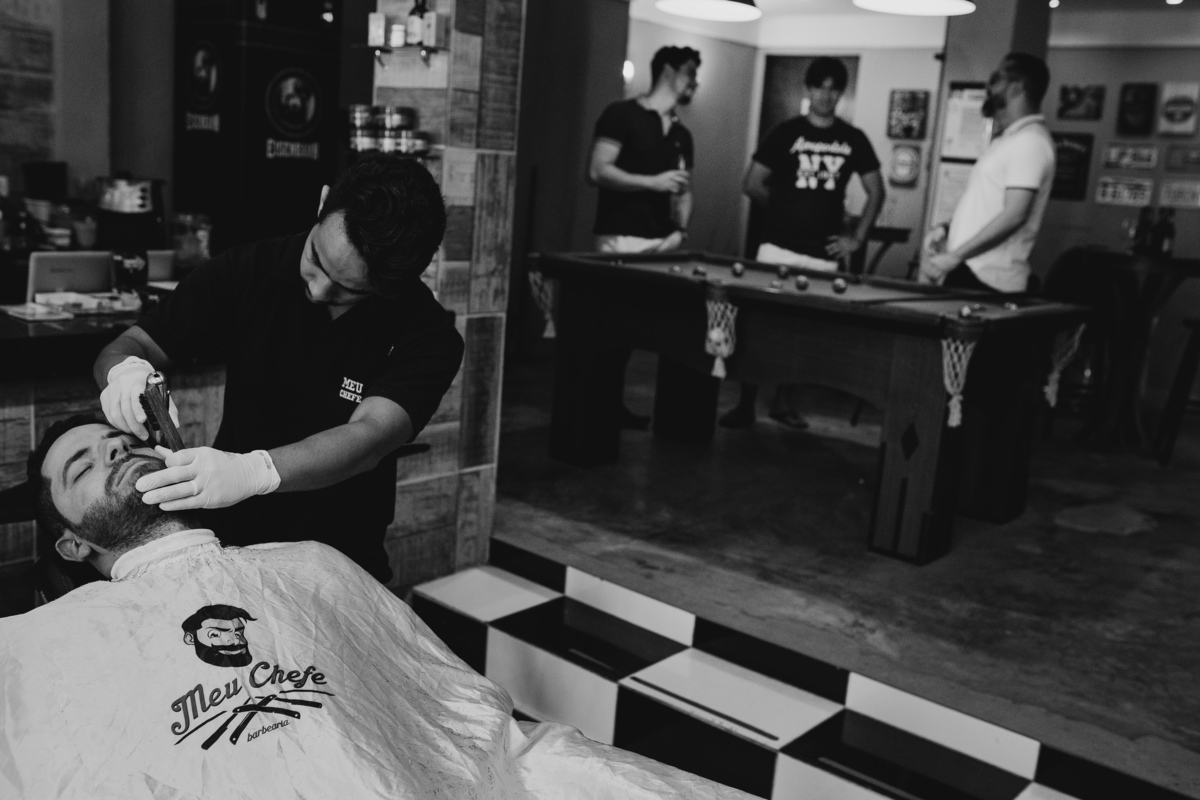 Fotografia de casamento Recife making of noivo barbearia Gabi e Hugo 