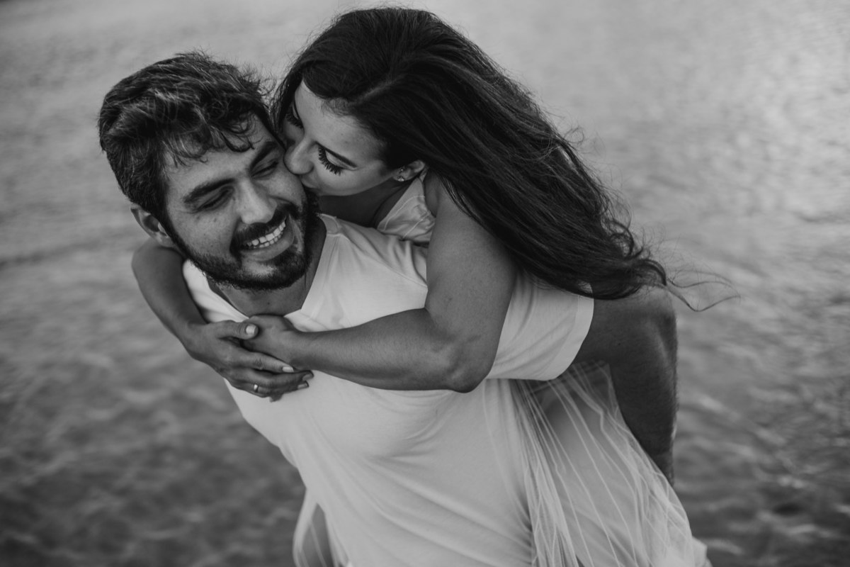 Ensaio pre wedding de Cassia e Lucas na praia de Maracaipe Pernambuco por do sol