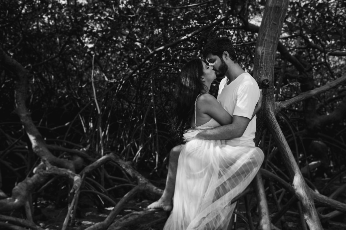 Ensaio pre wedding de Cassia e Lucas na praia de Maracaipe Pernambuco por do sol